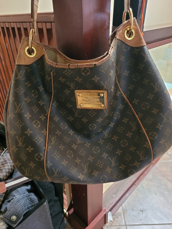 LOUIS VUITTON Artsy MM Monogram Canvas Hobo Shoulder Bag Brown Louis Vuitton Brown Monogram Canvas Shoulder Hobo with Gold Plaque